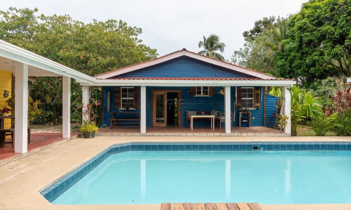 3 Stunning Self Contained Cottages With Swimming Pool!
