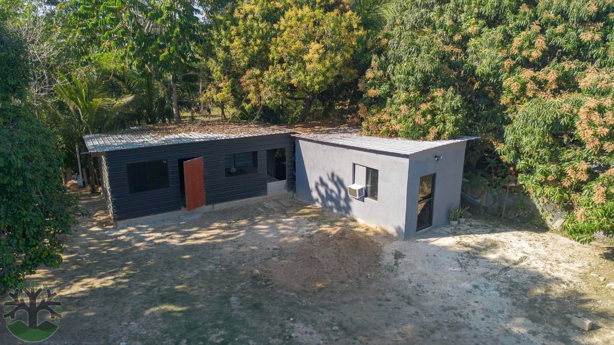 A versatile property offering two independent apartments!