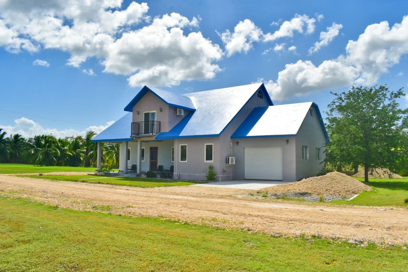 BLUE MORPHO Large Family Home Backing on a Canal and Steps Away from Lagoon