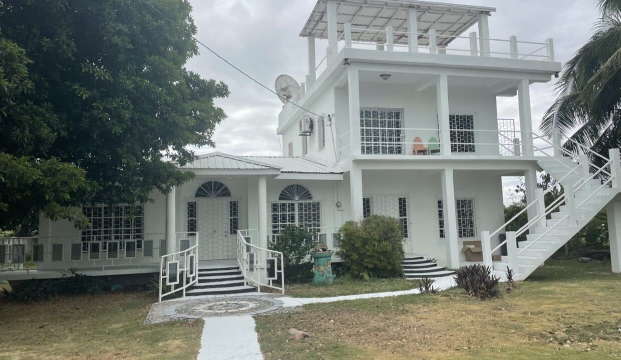 Charming 2-Storey Home in Sarteneja. Stunning Rooftop Views