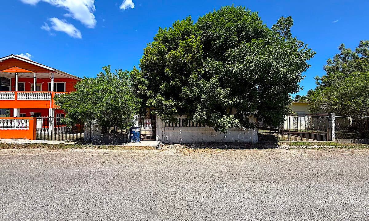 FIXER UPPER CONCRETE HOME IN ORANGE WALK TOWN