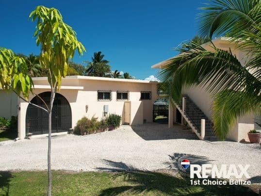 h44105 – Waterfront Property in Consejo Shores