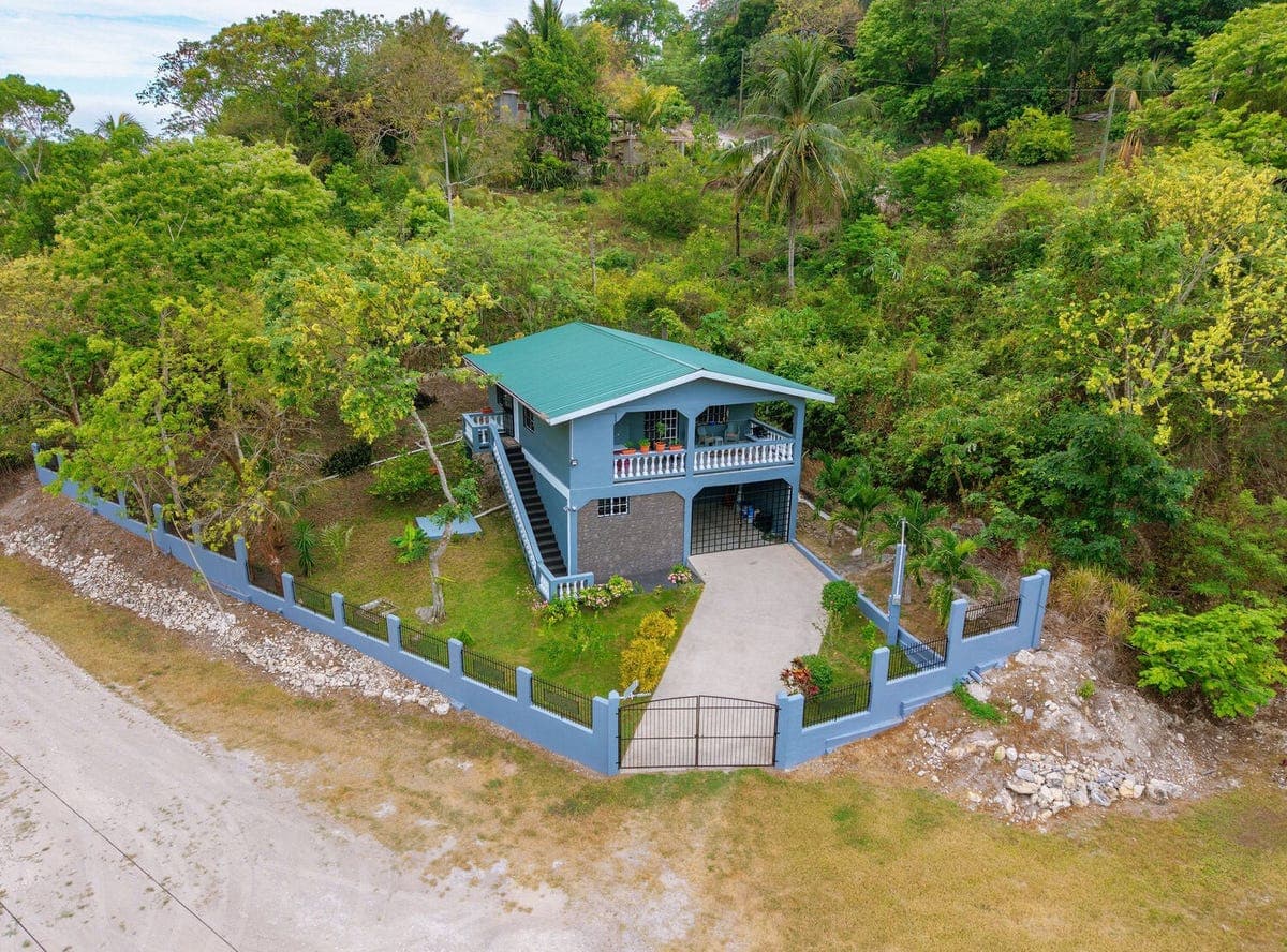 # 4243 – Furnished 2-Bed, 2-Bath Concrete House Near San Ignacio | Cayo District, Belize, San Ignacio, Cayo District, San Ignacio, Cayo District