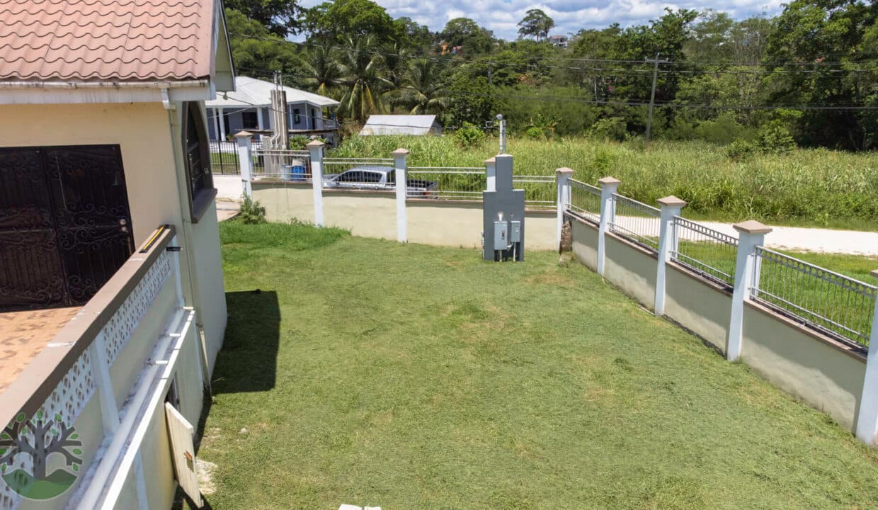 THIS CONTEMPORARY 3BED / 2BATH TURNKEY HOME NEAR TOWN!